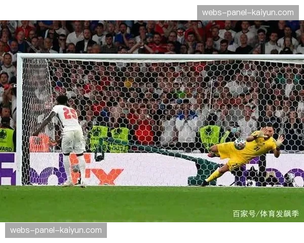 特写：点球罚失后，萨卡在队友安慰下低头走回半场